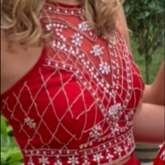 Short red two piece dress with beading - Picture 6 of 7